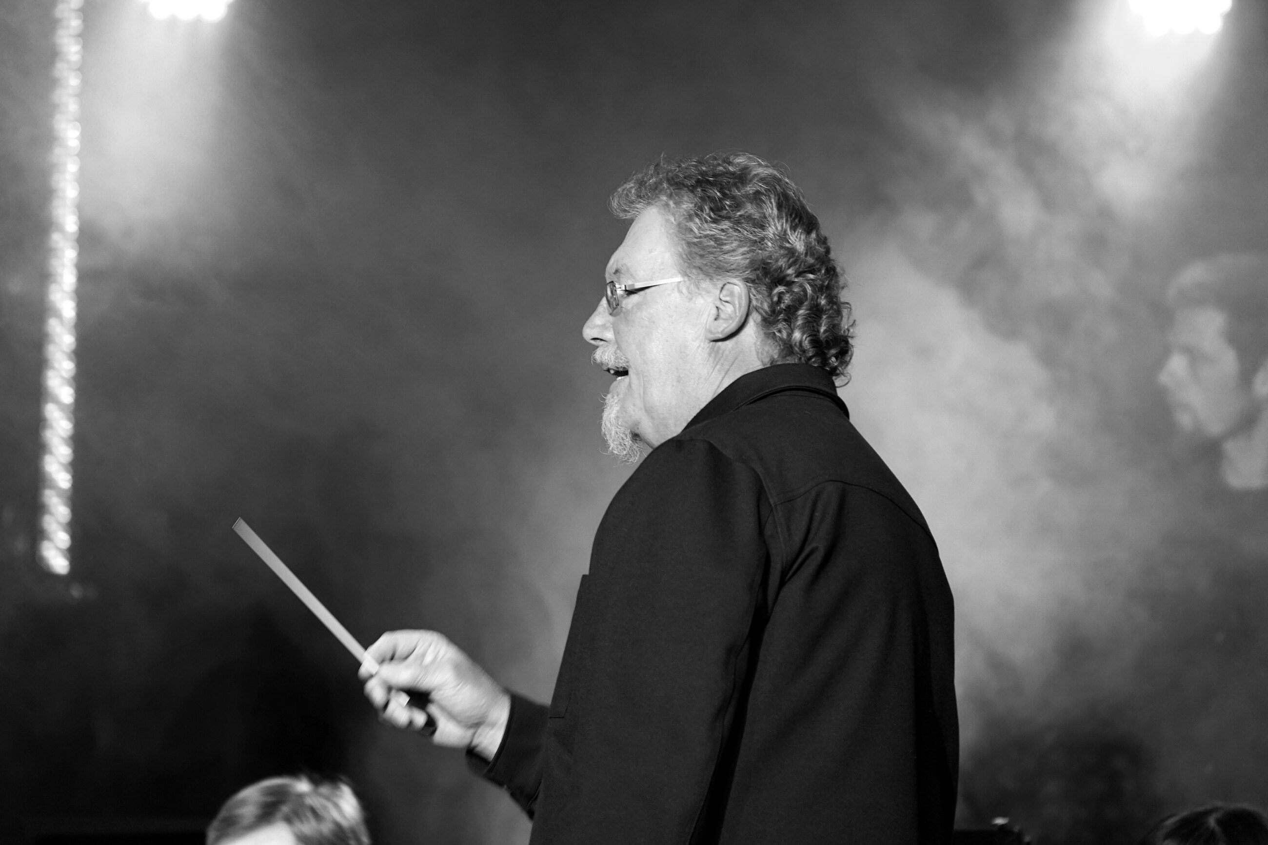 Dirigent der Blue Moon Big Band auf der B&uuml;hne